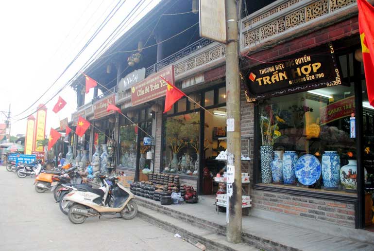 Shops in Bat Trang village