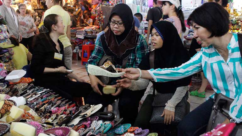 Visitors in Ben Thanh market