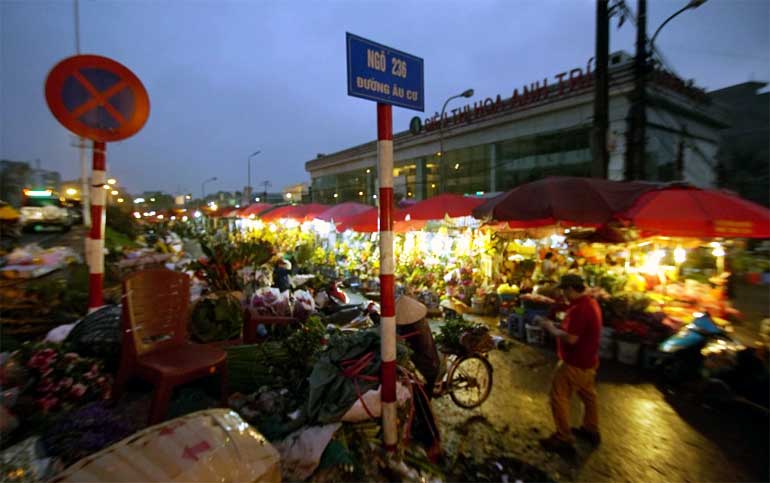 Things to do in Hanoi at night - Quang Ba flower market