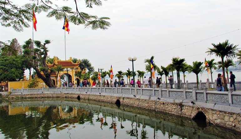 People visit Tran Quoc pagoda