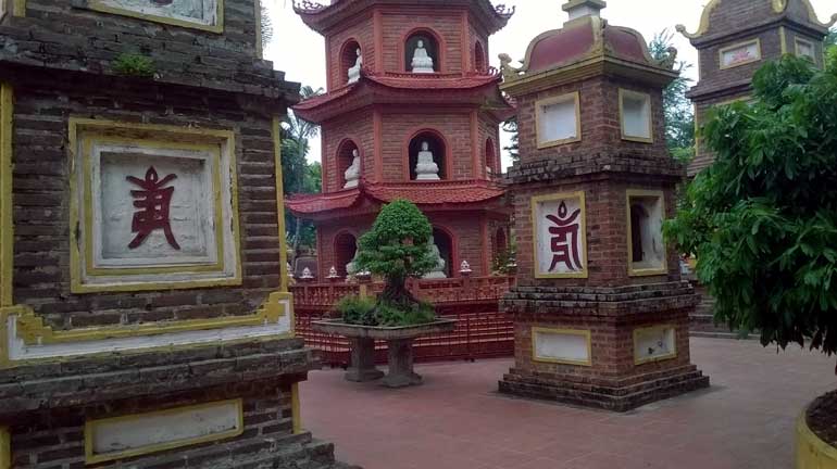 Tran Quoc pagoda inside